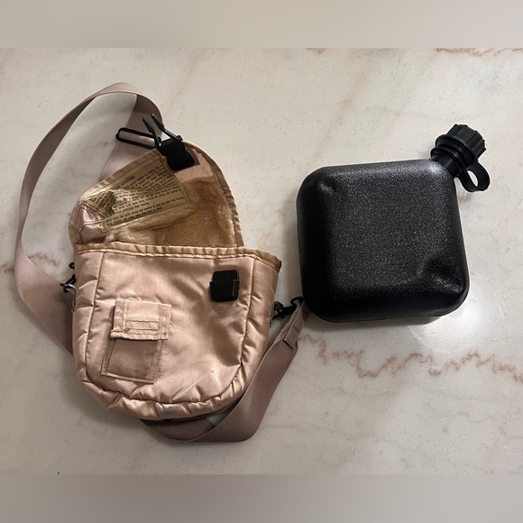 US Military Canteen  2 Qt  1994 with wool lined carrying pouch and adj strap - Picture 7 of 10